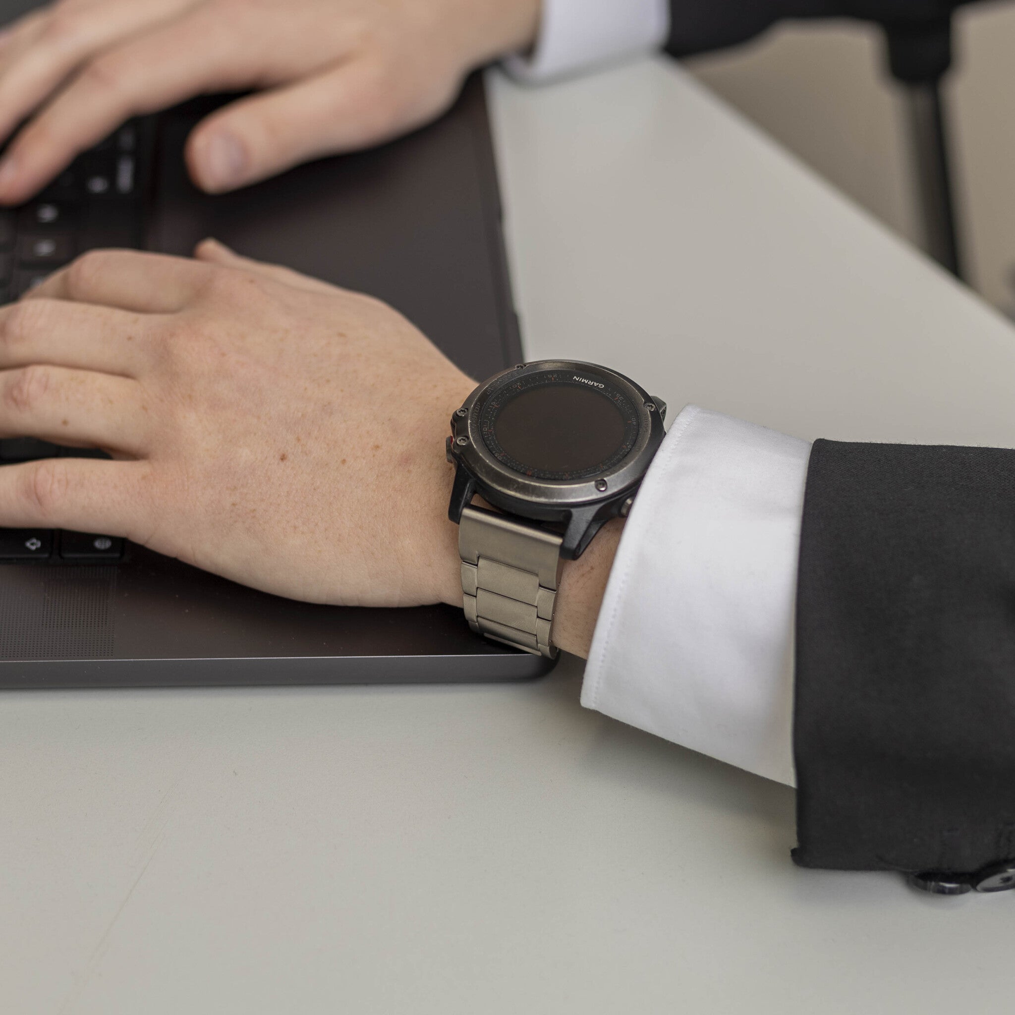 Garmin Fenix 8 - 47mm magnetische titanium band (zilver)