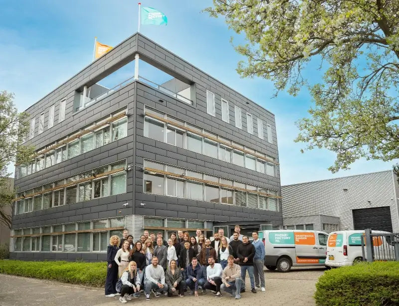 Het team van Smartwatchbanden.nl voor ons kantoor