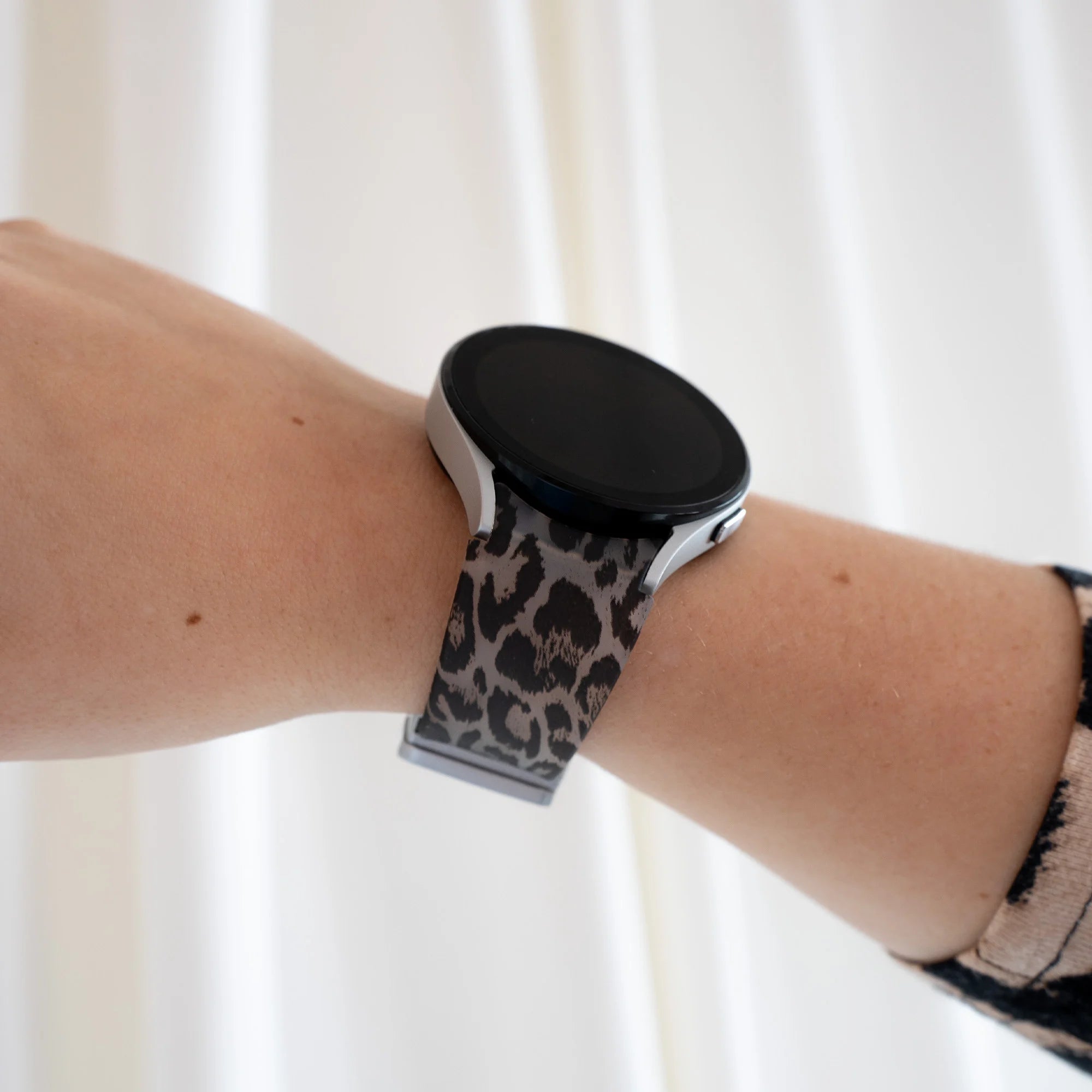 Luminous Leopard Samsung Galaxy Watch 4 44mm magnetisch bandje